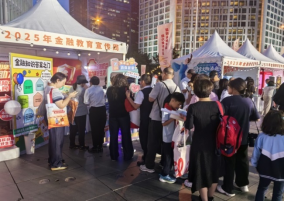 图：中国人寿寿险北京市分公司金融市集活动现场