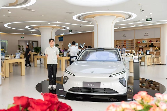 【3】服务厅内展示的智能网联汽车.jpg 【3】服务厅内展示的智能网联汽车.jpg