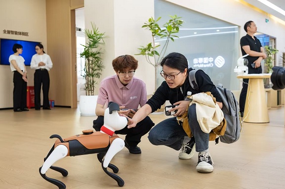 【5】进厅客户体验智能机器狗.jpg 【5】进厅客户体验智能机器狗.jpg