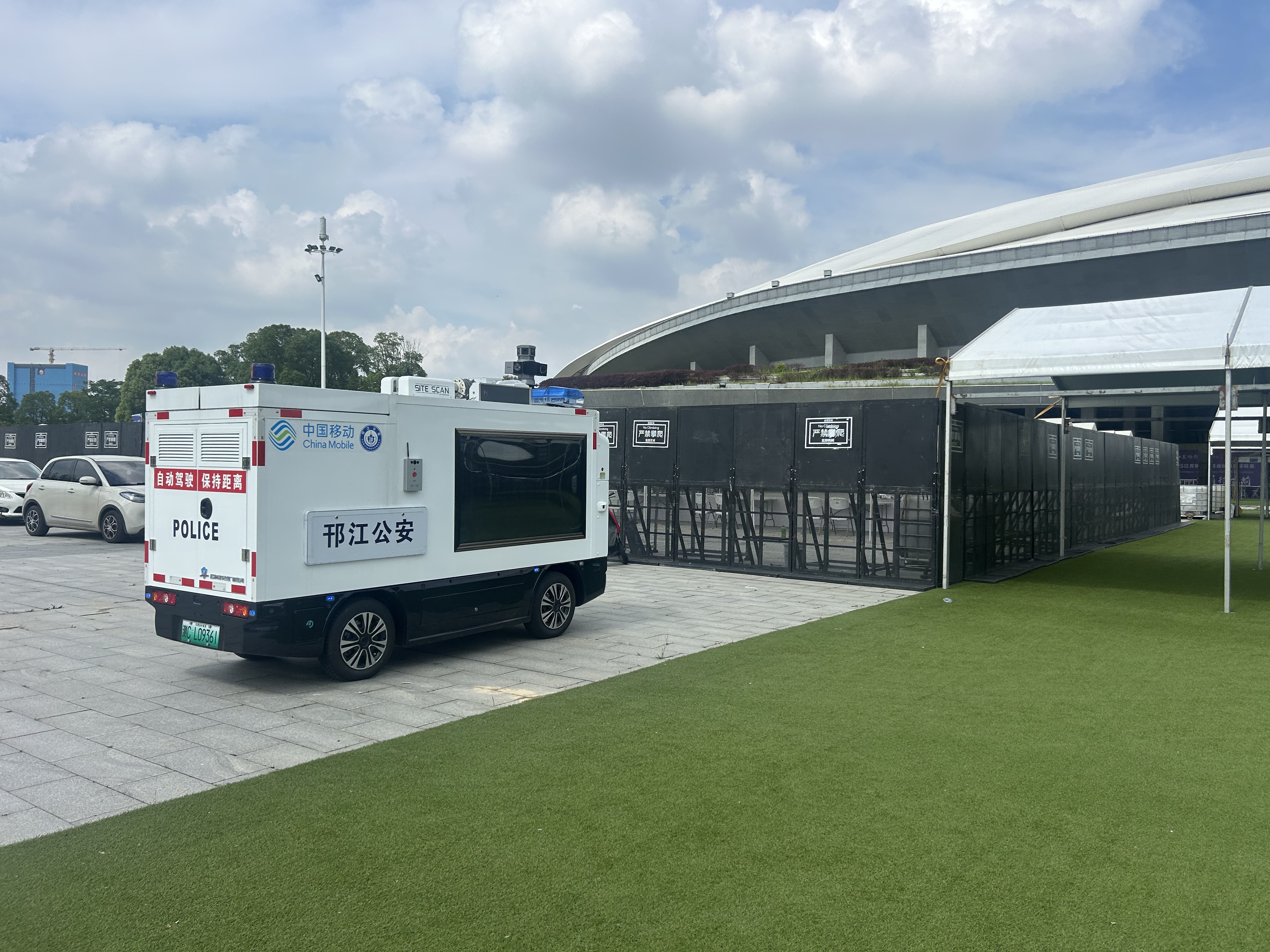 5G-A无人智能巡检车.jpg 5G-A无人智能巡检车.jpg