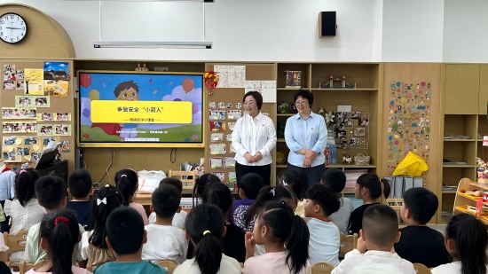 附图4:农行泰州分行走进润泰幼儿园开展金融启蒙教育宣传(1).jpg 附图4:农行泰州分行走进润泰幼儿园开展金融启蒙教育宣传(1).jpg