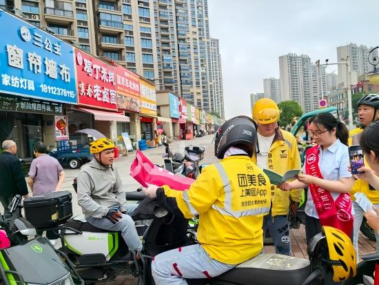 附图2：农行镇江分行走进外卖人员群体普及金融知识(1).jpg