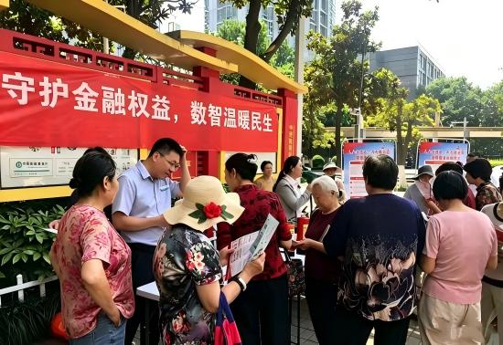 附图5：农行南京建邺支行走进社区普及金融知识(1).jpg