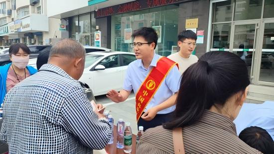 附图6：农行连云港灌云支行联合当地政府、金融监管等部门共同开展普及金融知识万里行活动(1).jpg